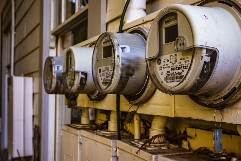 Fileira de medidores de energia instalados na parede externa de um imóvel